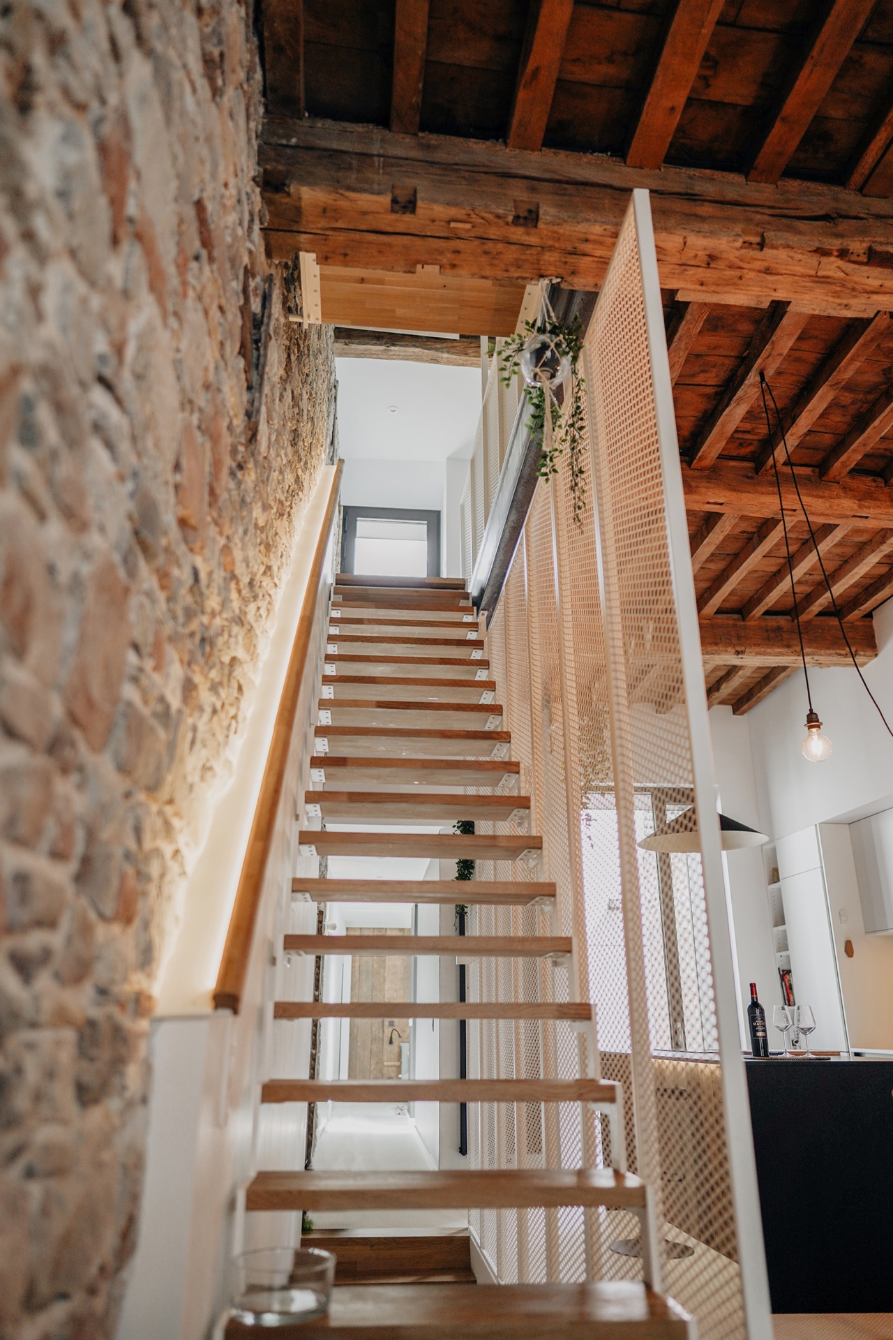 Escalier avec mur en pierre